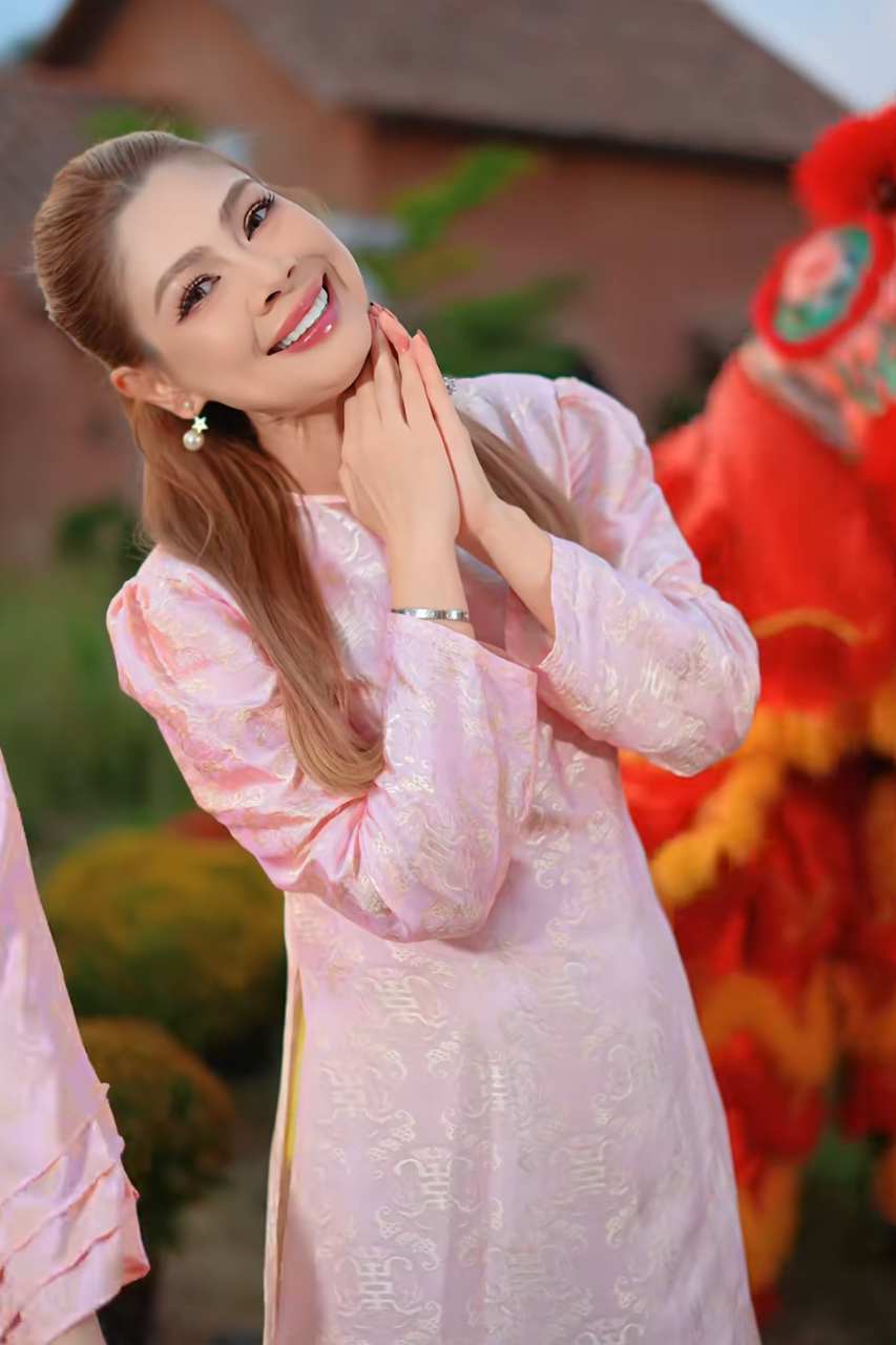 Thanh Thảo (trái) và Ưng Hoàng Phúc trong MV Tết đang nhận ý kiến trái chiều.