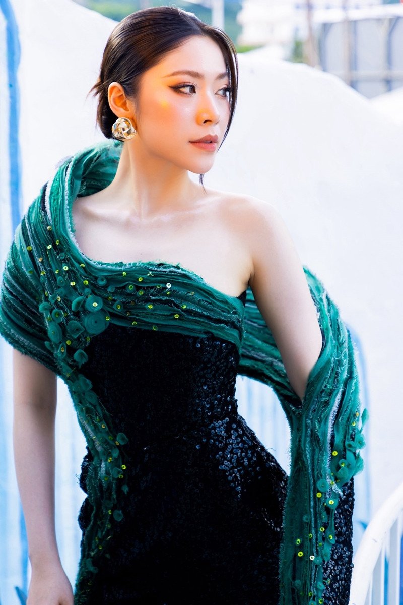 Thanh Thảo rời Việt Nam về Mỹ sau gần 1 năm về nước sinh sống và tham gia thi sắc đẹp.