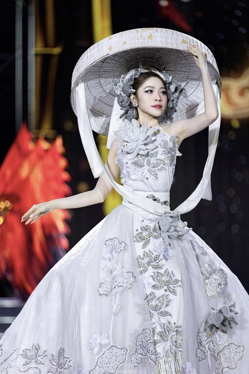 Thanh Thảo diễn thời trang sau khi đăng quang ở Việt Nam.