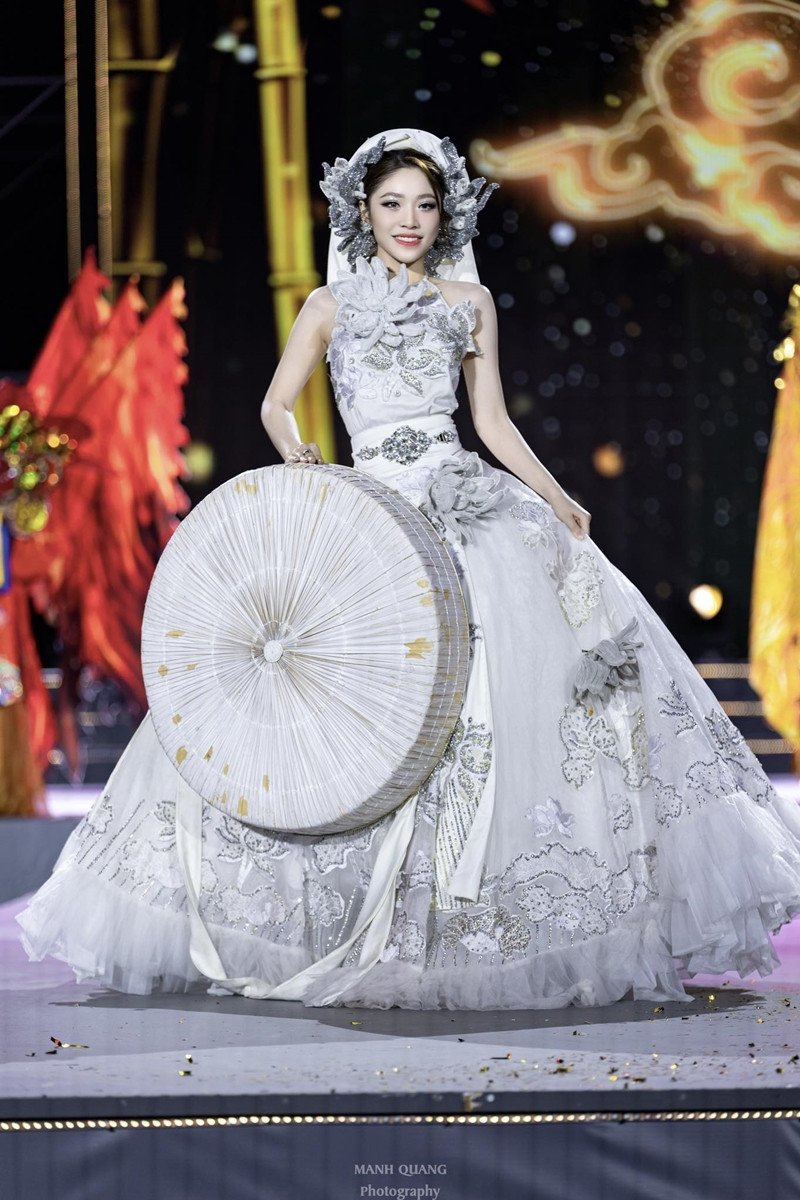 Thanh Thảo diễn thời trang sau khi đăng quang ở Việt Nam.