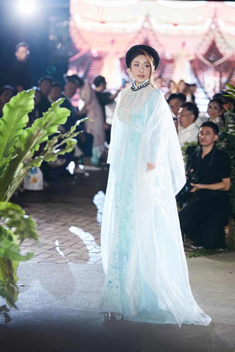 Thanh Thảo diễn thời trang sau khi đăng quang ở Việt Nam.