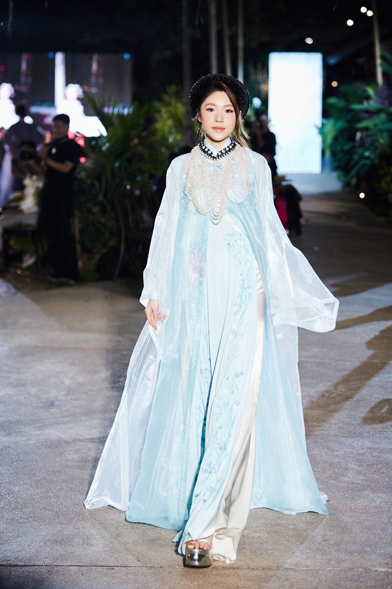 Thanh Thảo diễn thời trang sau khi đăng quang ở Việt Nam.