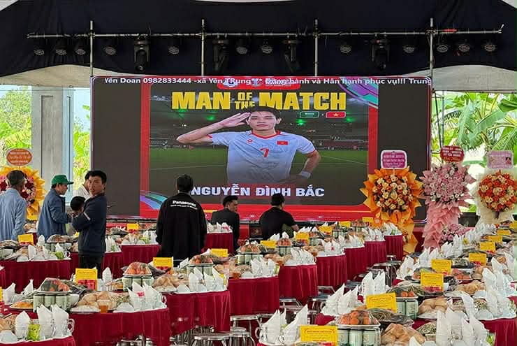 Hình ảnh tại bữa tiệc chiêu đãi "200 mâm" của gia đình Đình Bắc được chia sẻ rộng rãi trên mạng xã hội.