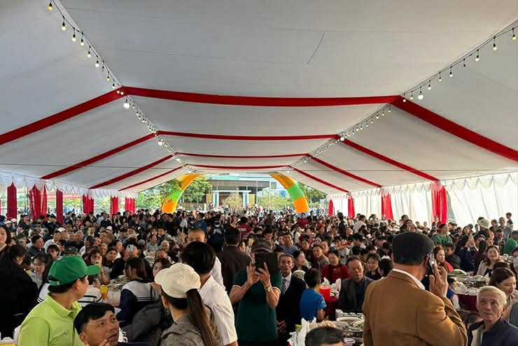 Hình ảnh tại bữa tiệc chiêu đãi "200 mâm" của gia đình Đình Bắc được chia sẻ rộng rãi trên mạng xã hội.