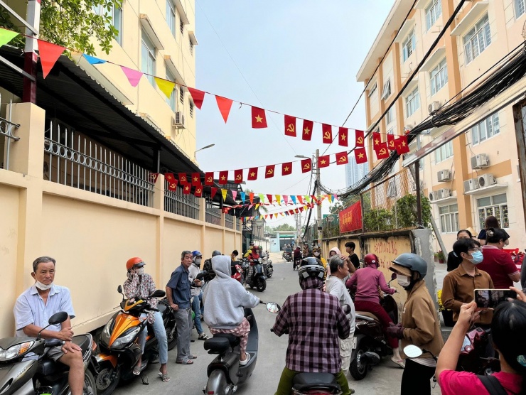 Phụ huynh Trường Tiểu học Nguyễn Văn Hưởng (phường Phú Thuận) có mặt để đón con về nhà hoặc đem cơm cho con ăn trưa ở trường, sáng 29/1. Ảnh: Anh Nhàn