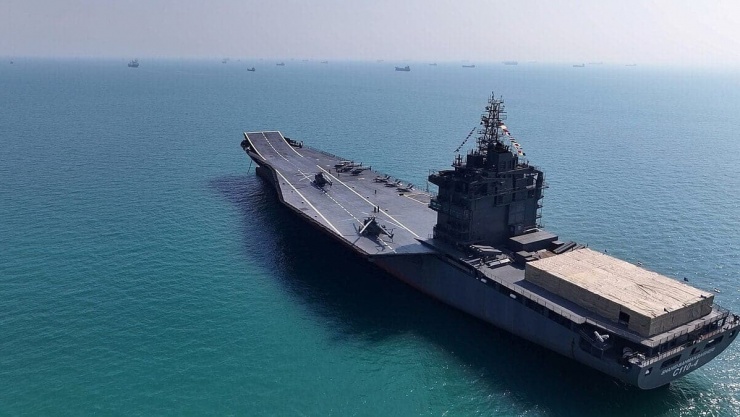 Ảnh vệ tinh tiết lộ tàu sân bay của Iran xuất hiện gần eo biển Hormuz.