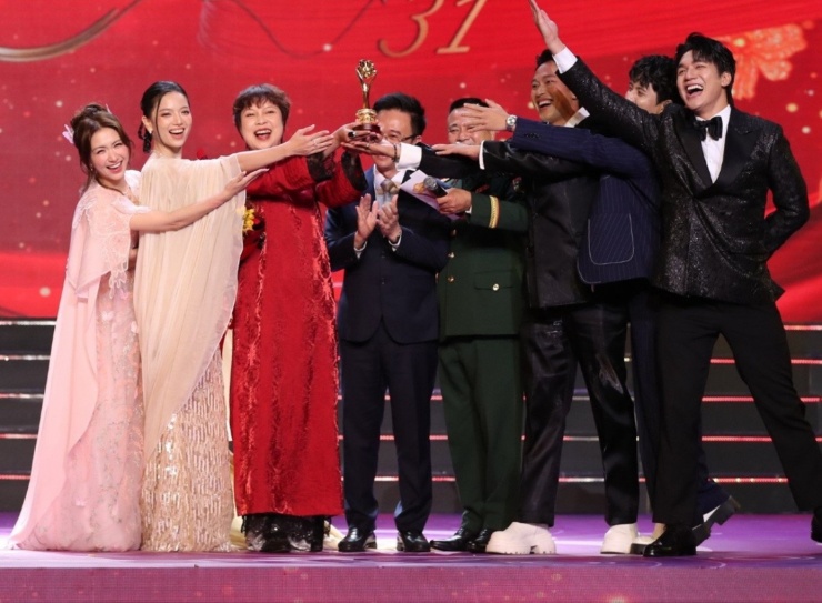 Đạo diễn Đặng Thái Huyền và một số diễn viên trong phim ăn mừng chiến thắng.