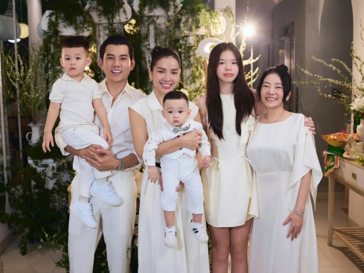 Ảnh sao 30/1: Tiểu thư gia tộc Sơn Kim khoe vẻ đài các - 1