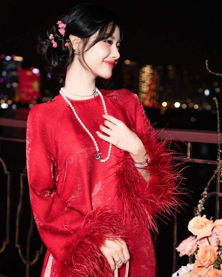 Áo dài đính lông vũ hot từ năm ngoái nhưng vẫn chưa hạ nhiệt mùa mốt năm nay. Trên nền áo dài trơn, chi tiết lông đính ở cổ tay tạo điểm nhấn, giúp á hậu Kiều Loan có diện mạo 'phú bà' sang trọng.