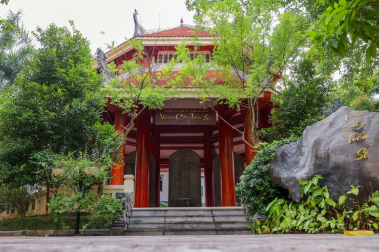 Vườn cây tiến sĩ, nơi có bia tiến sĩ của Trường Đại học Sư phạm Hà Nội 2