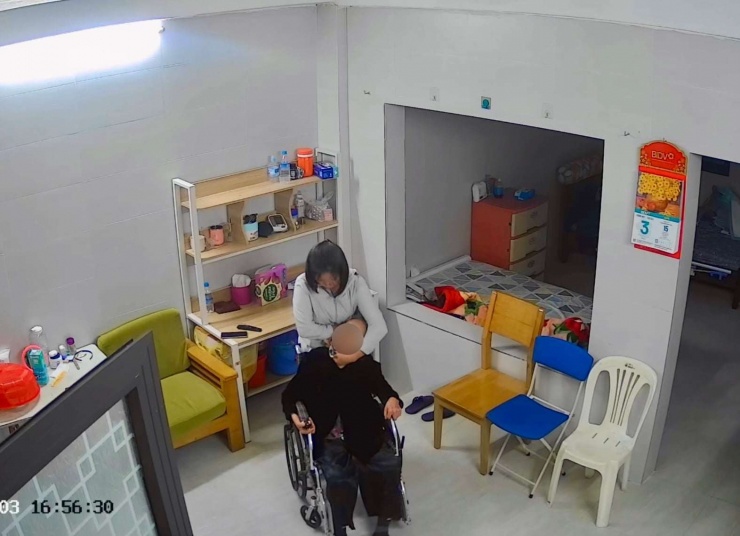 Người giúp việc dùng tay vặt cổ cụ bà gây phẫn nộ. Ảnh chụp màn hình