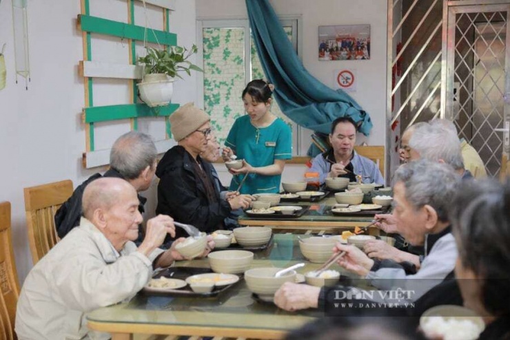 Điều dưỡng chăm sóc người cao tuổi ở viện dưỡng lão tại Hà Nội. Ảnh: Gia Khiêm