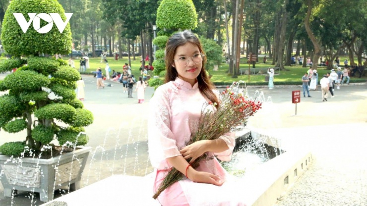 Theo ghi nhận của phóng viên, lượng du khách mặc áo dài đến thăm dinh Độc Lập chiếm tỉ lệ lớn trong dịp này.