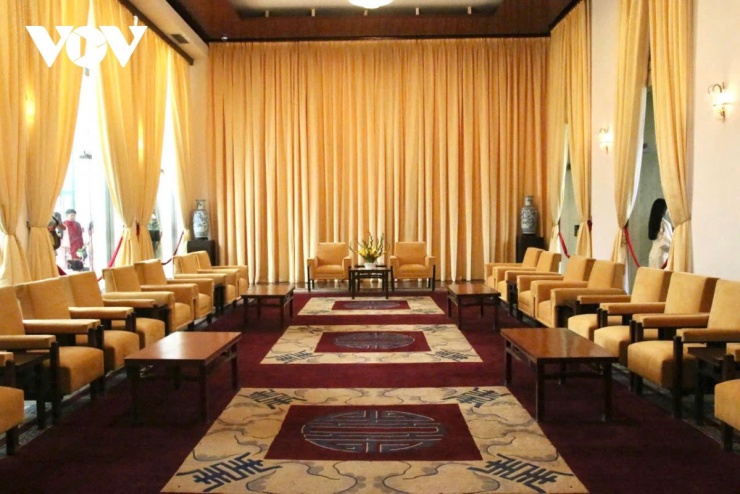 Bên trong dinh Độc Lập có hơn 100 căn phòng được trang trí tỉ mỉ như: phòng làm việc, phòng Nội các, phòng Đại yến, phòng ngủ, phòng chiếu phim, phòng giải trí,...