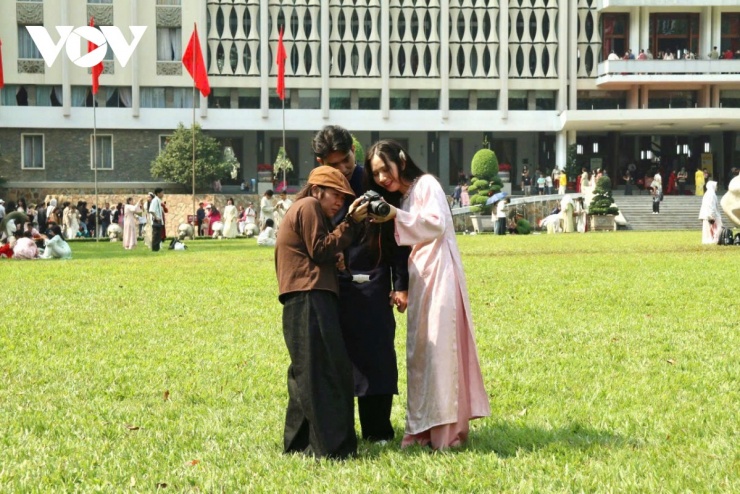 Chụp ảnh áo dài tại dinh Độc Lập còn góp phần quảng bá hình ảnh, văn hóa Việt Nam đến bạn bè quốc tế