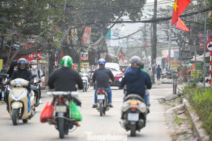 Ghi nhận thực tế cho thấy, hiện vẫn còn một số hộ dân chưa bàn giao mặt bằng, khiến việc thi công không thể triển khai đồng bộ. Tuyến đường bị chia cắt thành nhiều đoạn, có nơi chỉ hoàn thiện phần lòng đường, có nơi chưa thể thi công.