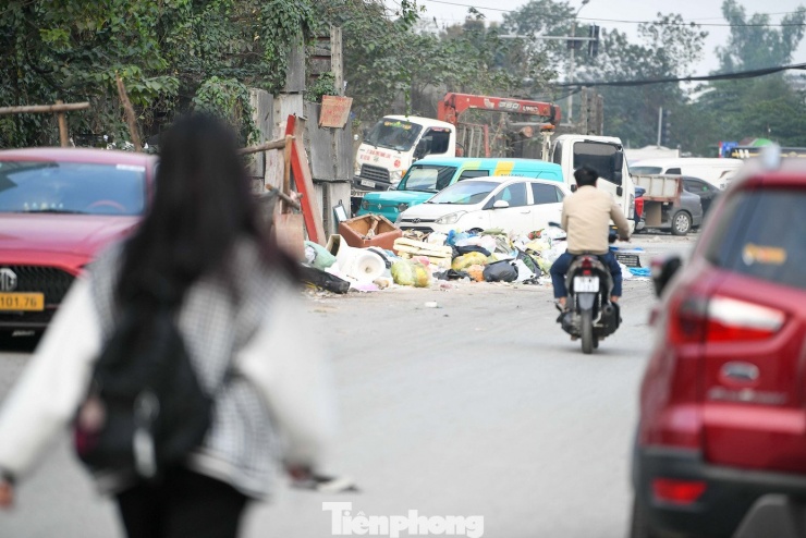 Người dân sinh sống dọc tuyến đường cho biết, tình trạng này kéo dài nhiều năm. Khi trời mưa, mặt đường lầy lội, rác thải ứ đọng; khi nắng lên, bụi bẩn phát tán, ảnh hưởng đến sinh hoạt và việc đi lại.