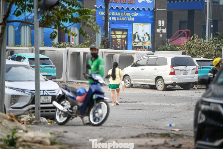 Tại các đoạn đã được trải nhựa, tình trạng lấn chiếm diễn ra phổ biến. Lòng đường bị sử dụng làm nơi họp chợ dân sinh, bãi đỗ xe tự phát. Một số khu vực trở thành điểm tập kết rác thải sinh hoạt, vật liệu xây dựng như cát, đá, bê tông, gây mất mỹ quan và ô nhiễm môi trường.