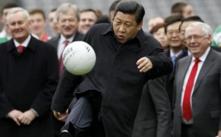 Bức ảnh Chủ tịch Trung Quốc Tập Cận Bình sút bóng từng gây sốt trên mạng xã hội.