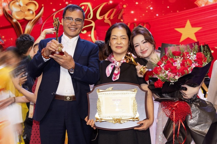 Hòa Minzy ăn mừng giải thưởng với bố mẹ.