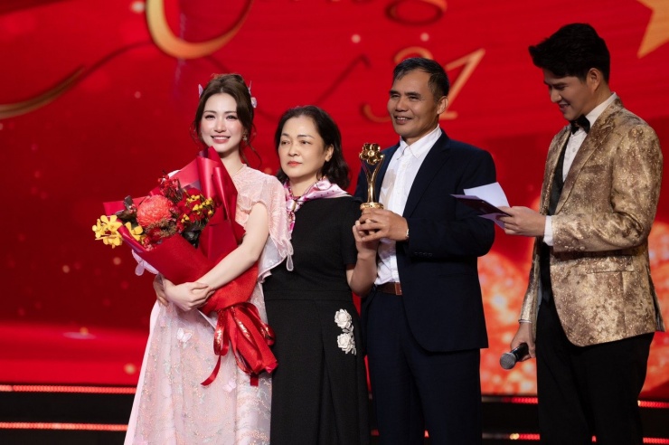 Khoảnh khắc gây tranh cãi của Hòa Minzy.