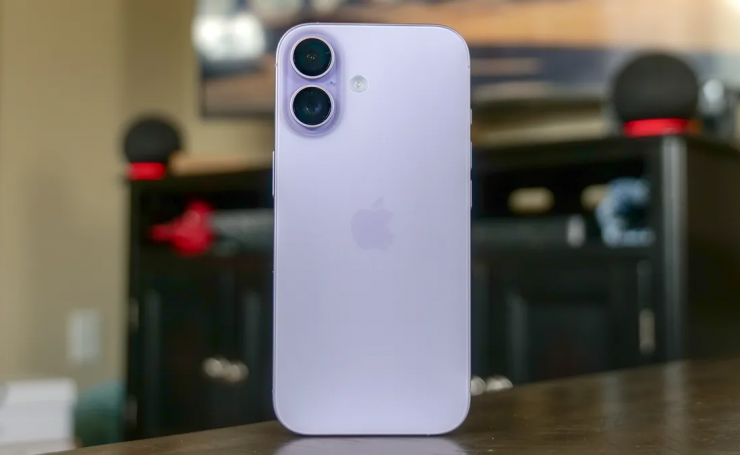 Apple đã chiếm 20% thị phần smartphone toàn cầu tính theo số lượng máy xuất xưởng trong năm 2025, vượt Samsung đúng 1%. Ảnh: Tom's Guide