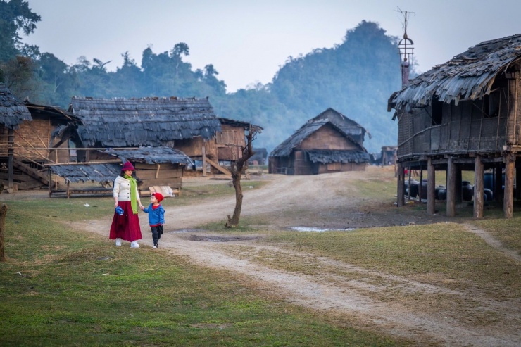 Chị Bích Huyền và con trai đi bộ ngắm bản làng hoang sơ Tà Phình
