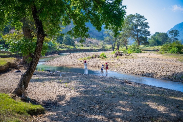 Chuyến đi này, gia đình chị Huyền cũng tìm tới một nơi hoang sơ, phù hợp cho cắm trại là Chiềng Khửa
