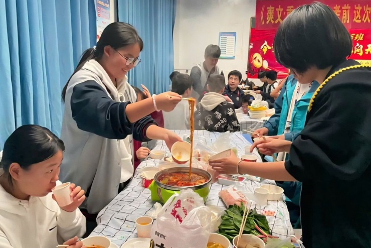 Nhiều người bày tỏ sự ghen tị với các bạn học sinh khi được trải nghiệm những điều thú vị này. - Clip: k7ttiey081122.