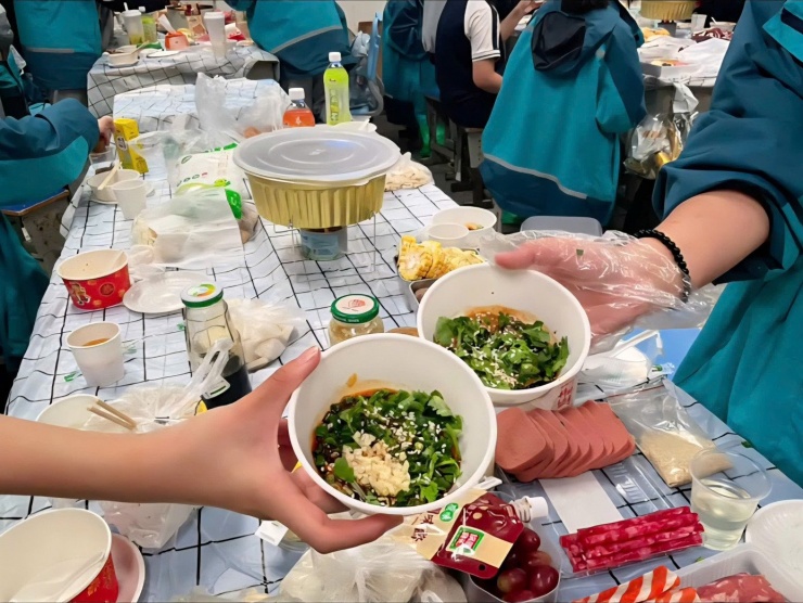 Các bạn học sinh sẽ tham gia quá trình chuẩn bị cho bữa tiệc.