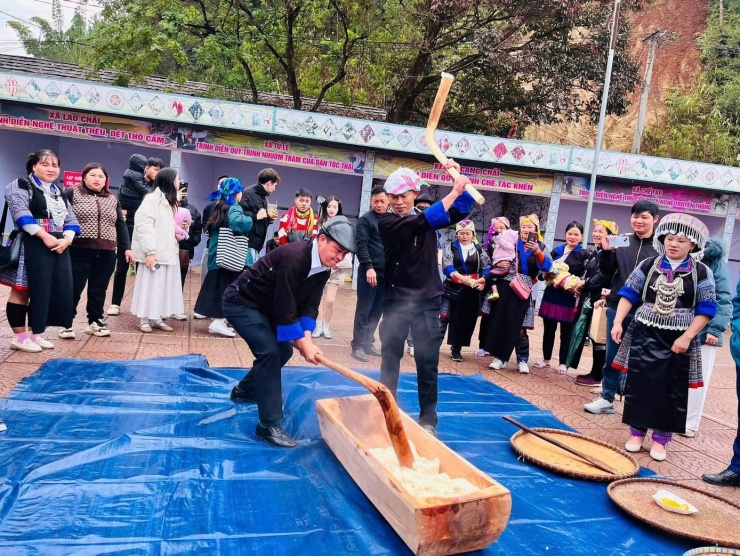 Lễ hội giã bánh giầy của người Mông ở Mù Cang Chải. Ảnh: A Lù