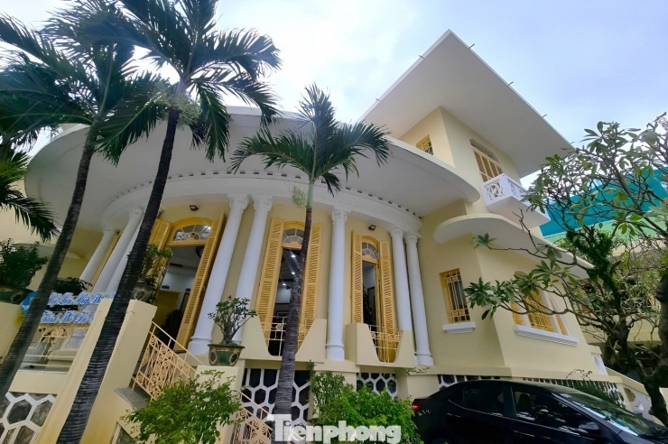 Cơ sở nhà, đất ở số 1 Pasteur, TP. Đà Nẵng có diện tích đất hơn 2.000m2, diện tích xây dựng gần 1.100m2, gồm 3 khối nhà. Đây là công trình kiến trúc Pháp, có tuổi đời hơn 100 năm. Kiến trúc của tòa nhà được đánh giá “đặc biệt hiếm”, là biệt thự còn giữ lại phong cách Art-Deco duy nhất còn lại tại Đà Nẵng.