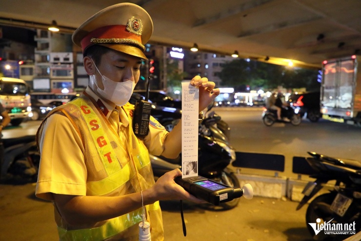 Lực lượng CSGT kiểm tra vi phạm về nồng độ cồn. Ảnh: Đình Hiếu