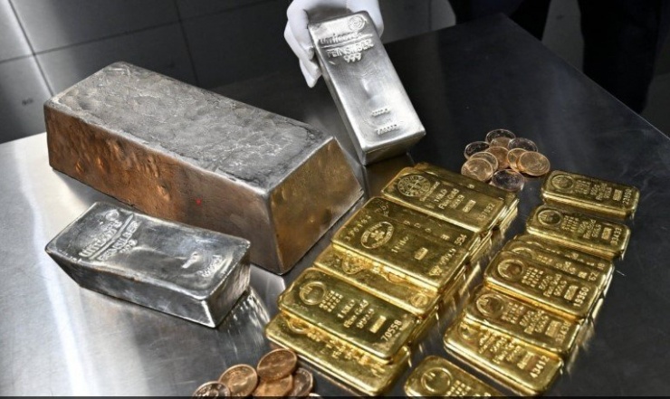 Giá vàng và bạc biến động mạnh trong những tuần qua.