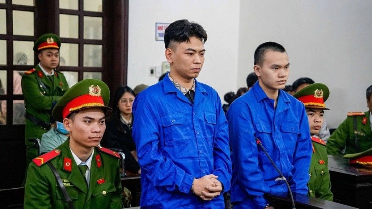 "Tổng tài" Nguyễn Văn Thiên (bên trái) và đồng phạm bị đưa ra xét xử tại toà.