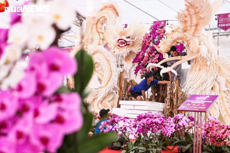 Trong xưởng cắm hoa, anh Huy, thợ tạo dáng chính, đang hoàn thiện một chậu lan có quy mô lớn với hàng trăm cành. Theo anh Huy, hoa lan Đà Lạt nếu được chăm sóc đúng cách có thể chơi từ 2 đến 3 tháng. “Người mua cần chú ý nhiệt độ, lượng nước tưới và vị trí đặt chậu để hoa bền và giữ được màu sắc”, anh cho biết.