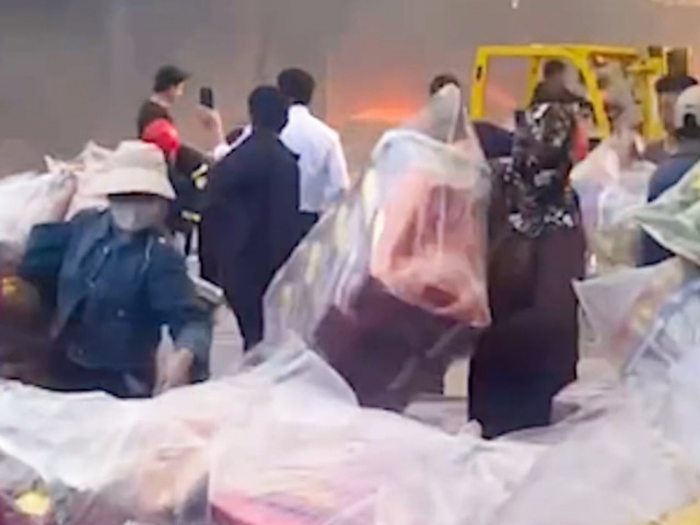 Lao vào nhà xưởng cháy cứu hàng mã bán Tết