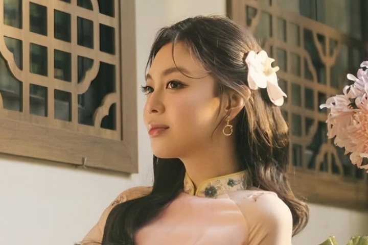 Ảnh sao 30/1: Tiểu thư gia tộc Sơn Kim khoe vẻ đài các