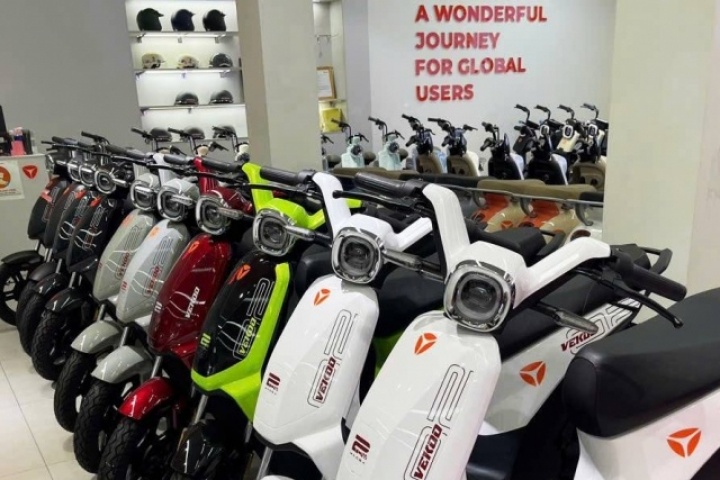 Xe máy điện có phải đăng ký biển số không và cần GPLX gì trong năm 2026?