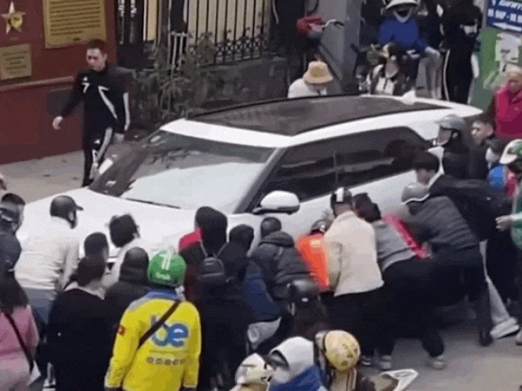 Tạm giữ tài xế ô tô lùi xe khiến 2 phụ nữ thương vong ở Hà Nội