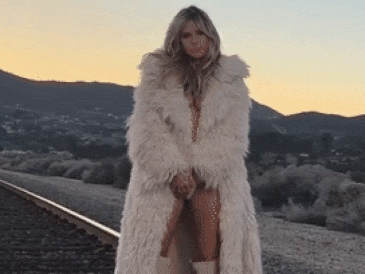 Siêu mẫu giàu nhất nước Đức gây sốc khi 'mặc như không' ở tuổi 53