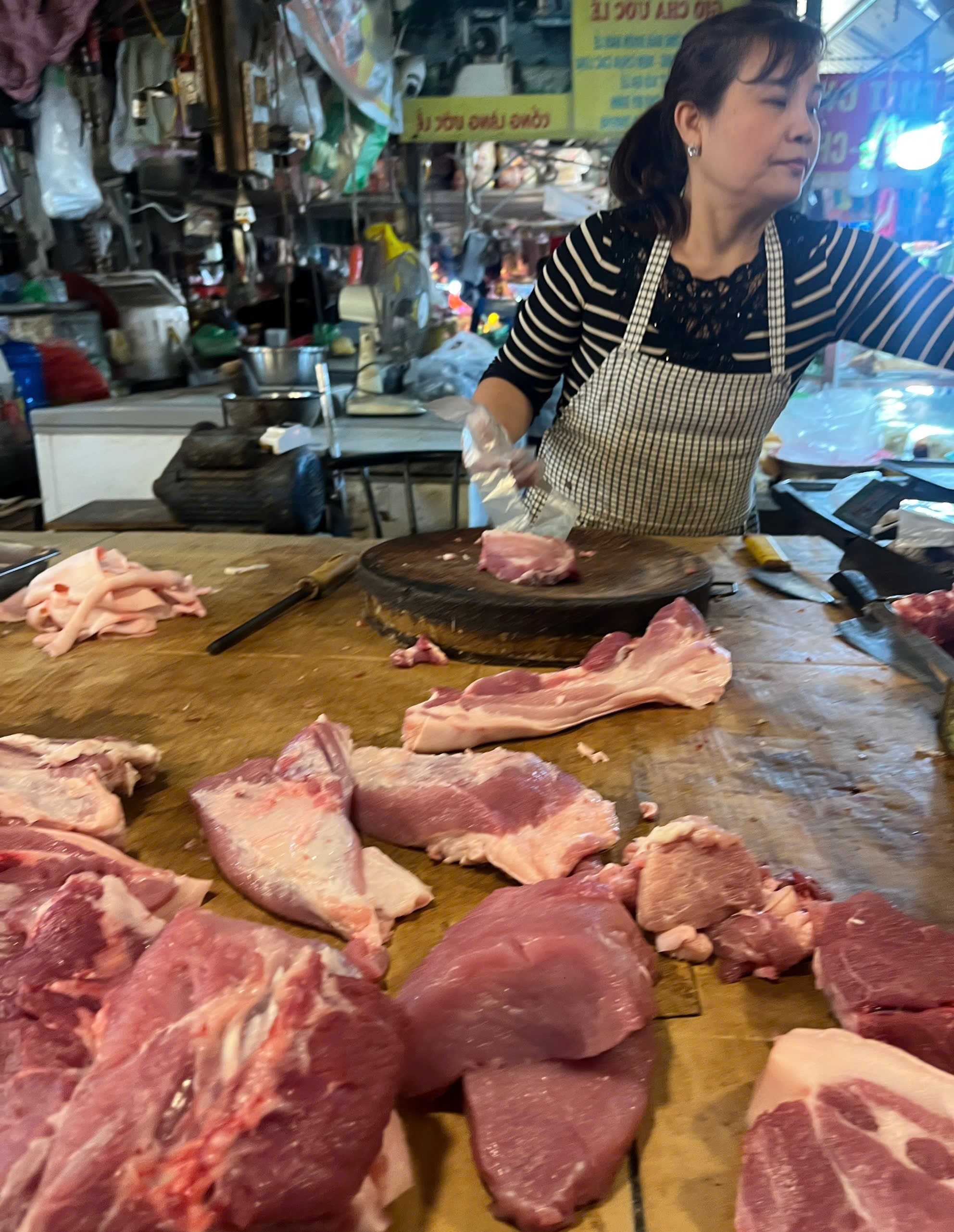 Hà Nội: Thịt lợn, trứng tăng giá trước Tết - 2