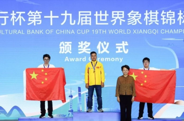 Lại Lý Huynh (áo vàng) sau chức vô địch thế giới 2025 đang trở thành mục tiêu đánh bại của tất cả cao thủ cờ Trung Quốc