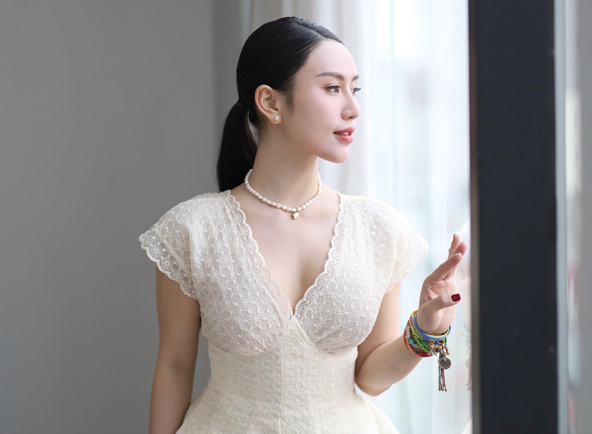 “Mỗi người có một phong cách và cá tính riêng, không ai giống ai và không thể bị thay thế. Nên theo quan điểm của mình thì hãy giữ nguyên những bản sắc, cá tính của mình, chỉ cải thiện hoặc thay đổi một chút để trở thành phiên bản tốt hơn thôi. Tôi vẫn sẽ tiếp tục làm hình ảnh trong năm mới thật năng lượng và mang lại nhiều giá trị hơn cho cộng đồng, rất mong được tất cả mọi người quan tâm yêu quý và ủng hộ”, Trang Lê chia sẻ thêm.