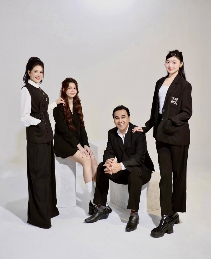 Vợ chồng MC Quyền Linh - doanh nhân Dạ Thảo bên hai con gái Lọ Lem và Hạt Dẻ.