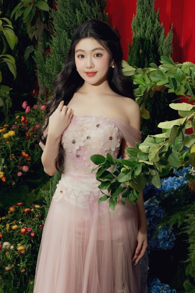 Lọ Lem tên thật Mai Thảo Linh, là con gái lớn của MC Quyền Linh, hiện học chuyên ngành Kinh doanh tại Đại học RMIT từ tháng 10/2024. Mẹ cô cho biết đây là lĩnh vực con gái yêu thích ngày nhỏ và định hướng theo đuổi từ cấp ba. Cô nổi tiếng với kênh TikTok 1,8 triệu lượt theo dõi và tài khoản Instagram gần 600.000 lượt theo dõi. Ngoài ra, cô còn là gương mặt đại diện của một số nhãn hàng ,kiếm được 1 tỷ đồng từ năm 16 tuổi.