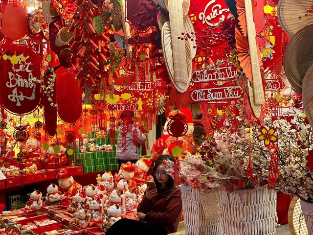 Nhiều tuyến phố của Hà Nội bắt đầu "thay áo" mới, đa dạng các mặt hàng trang trí Tết Nguyên đán 2026 bắt đầu được bày bán để phục vụ nhu cầu mua sắm của người dân.