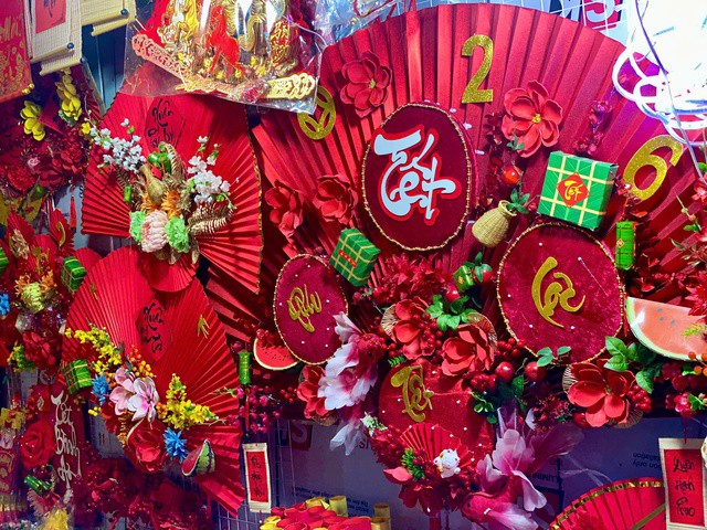 Các mặt hàng trang trí Tết được thiết kế bắt mắt, chia thành nhiều phân khúc để người tiêu dùng lựa chọn.