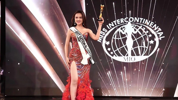 Ngoài ra, cô còn mang về giải thưởng phụ Best national costume (Trang phục dân tộc ấn tượng nhất" với thiết kế “Châu Ro Cầu Mùa”.