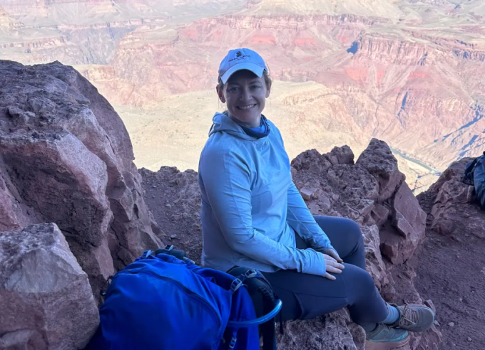 Bethune chụp ảnh lưu niệm khi đi bộ tại khu vực Grand Canyon, một trong những điểm du lịch nổi tiếng tại Mỹ. Ảnh: BI